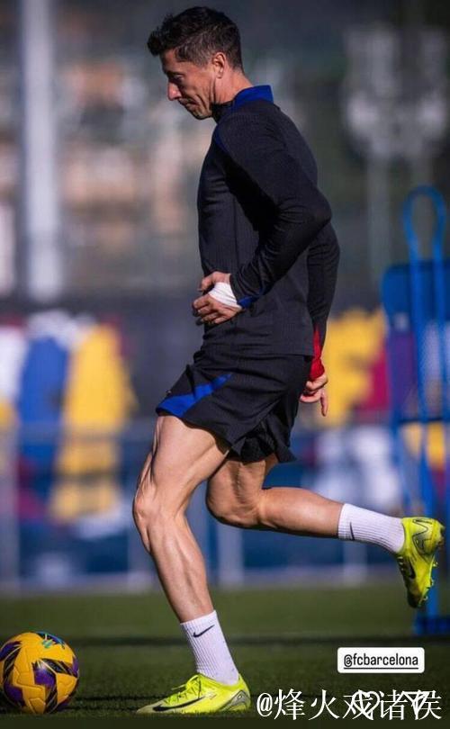 莱昂纳多社媒晒照,他把2025中超冠军纹在了自己大腿上 莱昂纳多社媒晒照,他把2025中超冠军纹在了自己大腿上