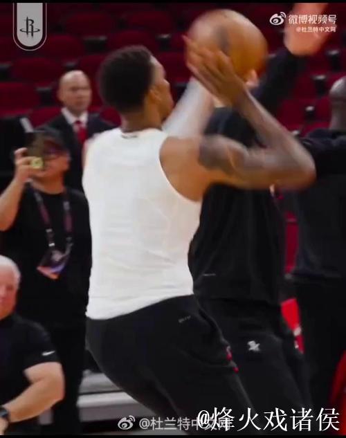 严阵以待!火箭社媒晒火箭球员进行赛前热身的花絮视频 严阵以待!火箭社媒晒火箭球员进行赛前热身的花絮视频