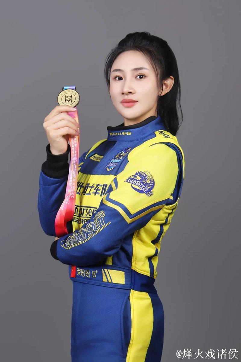 “辞去稳定工作、投入全部积蓄:中国女车手创造历史的传奇” “辞去稳定工作、投入全部积蓄:中国女车手创造历史的传奇”